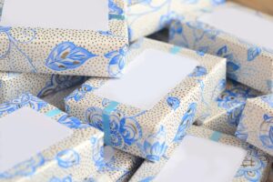 Druk opakowań kartonowych: jak dobrać techniki, papier i uszlachetnienia do potrzeb produktu i branży